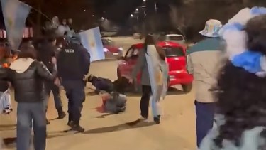 Un policía fue atropellado en Aluminé durante los festejos por el triunfo de Argentina: el conductor escapó y terminó detenido