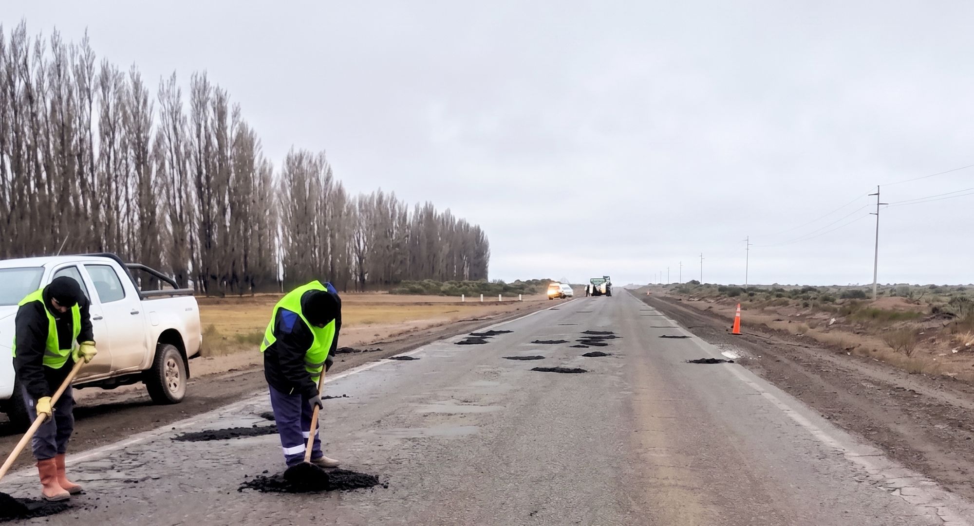 Catriel realiza trabajos de bacheo en Ruta 151 y convoca a un abrazo simbólico