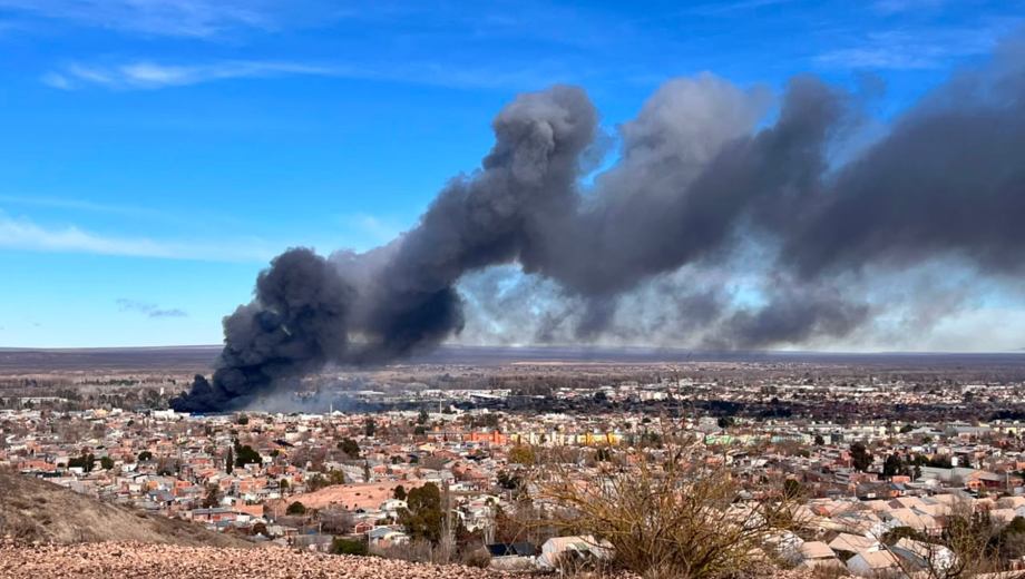 La columna de humo vista desde la zona del balcón de la ciudad. Foto: gentileza.