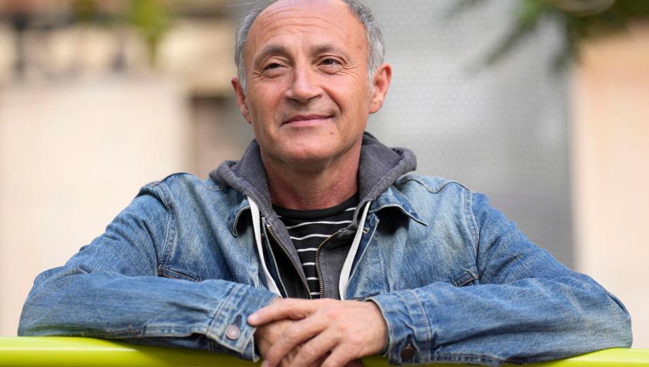 El escritor argentino Juan José Becerra.
