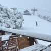 Imagen de La nieve cae sobre el Cerro Perito Moreno de El Bolsón y el centro de esquí se prepara para las vacaciones