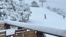 Imagen de La nieve cae sobre el Cerro Perito Moreno de El Bolsón y el centro de esquí se prepara para las vacaciones