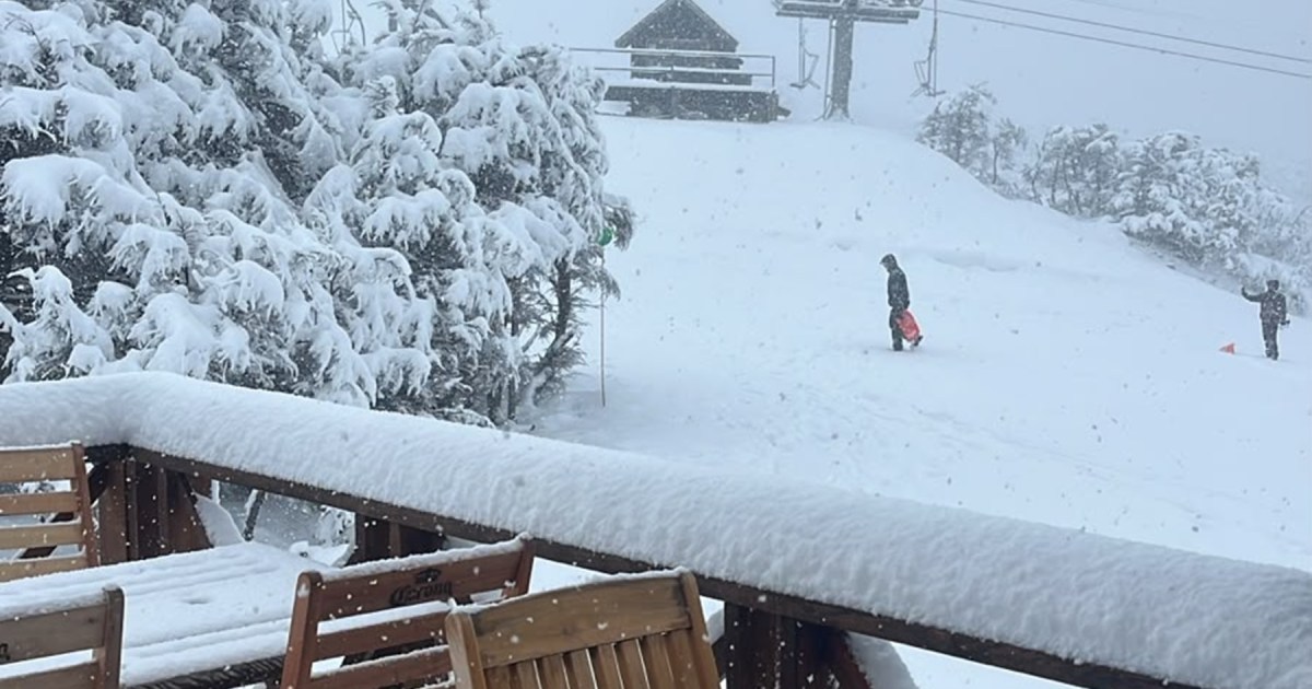 La nieve cae sobre el Cerro Perito Moreno de El Bolsón y el centro de esquí se prepara para las vacaciones