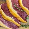 Imagen de Los carniceros coinciden: la diferencia entre la carne vacuna de grasa blanca y la de grasa amarilla proviene de la alimentación del animal