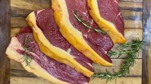 Imagen de Los carniceros coinciden: la diferencia entre la carne vacuna de grasa blanca y la de grasa amarilla proviene de la alimentación del animal