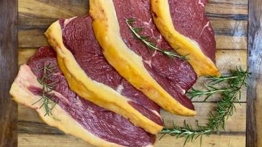 Los carniceros coinciden: la diferencia entre la carne vacuna de grasa blanca y la de grasa amarilla proviene de la alimentación del animal