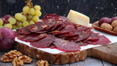 Cómo hacer cecina casera estilo español: la receta artesanal que se prepara en la heladera y queda ideal para picadas