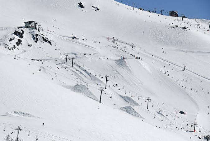 El cerro Catedral recibe miles de esquiadores por día cada invierno. Archivo