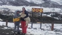Imagen de Final feliz para el chivito del Salto del Agrio: su familia lo encontró posando para los turistas