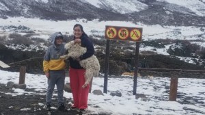 Final feliz para el chivito del Salto del Agrio: su familia lo encontró posando para los turistas