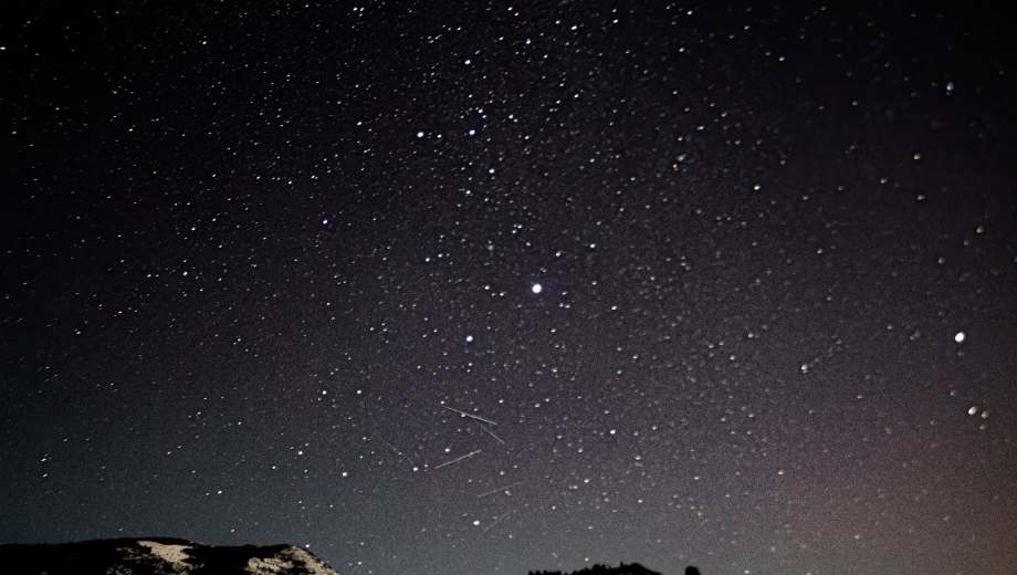 "En la imagen se ve claramente lo que la gente ve: es una toma con varios segundos de exposición en la cual los satélites dibujan en la foto sus trayectorias", explicó Chiesa. Foto: gentileza