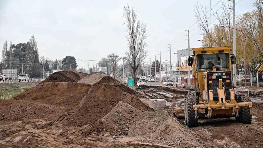 La colectora Los Pioneros es clave en la conexión entre el polo industrial de Cipolletti y la Ruta 22. Foto: Flor Salto. 