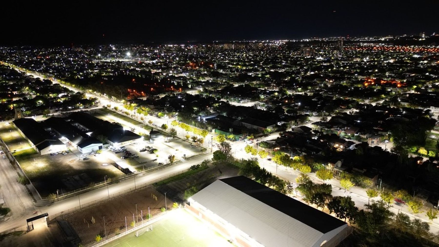 Cipolletti avanza con una nueva obra de alumbrado LED en tres avenidas clave