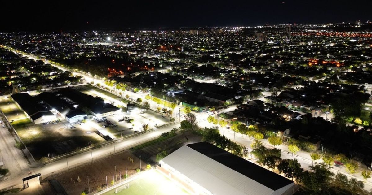 Cipolletti avanza con una nueva obra de alumbrado LED en tres avenidas clave