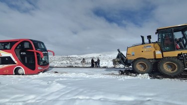 Retiraron el colectivo que despistó por la nieve en la Ruta 23 de Río Negro