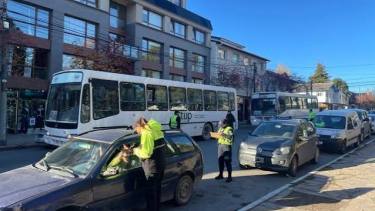 Un conductor atropelló a un inspector de tránsito en Bariloche y se dio a la fuga