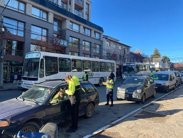 Los agentes de tránsito de la Municipalidad de Bariloche realizan controles en horario diurno y nocturno. Archivo/imagen ilustrativa