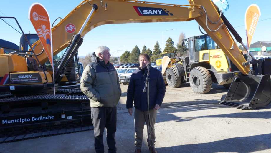 El intendente Walter Cortés ayer recorrió obras y presentó maquinaria con el gobernador Weretilneck. Gentileza