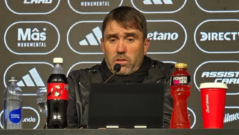 Coudet mostró mucha bronca por la derrota y actitud de su equipo.