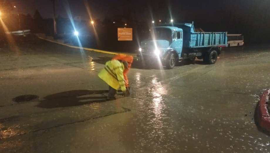 Las cuadrillas municipales empezaron las tareas la madrugada del martes. La lluvia fue intensa en las últimas 24 horas. Gentileza