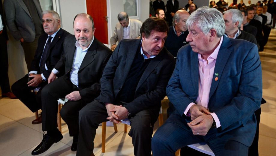 El gobernador rionegrino, Alberto Weretilnek, desarrolló una intensa agenda de actividades en Bariloche, junto al intendente Walter Cortés. (foto Alfredo Leiva)