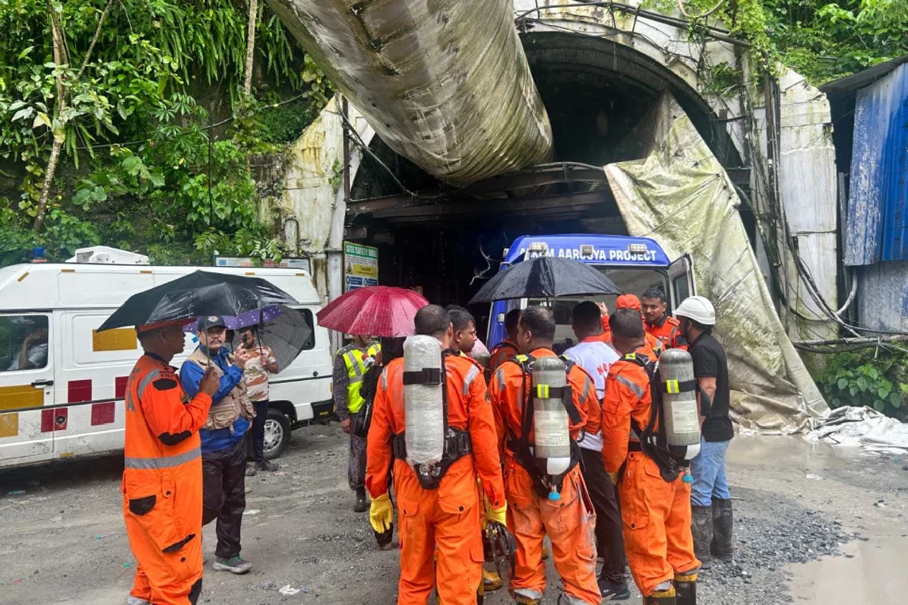 Derrumbe en un proyecto hidroeléctrico del Himalaya: al menos 10 muertos y 17 trabajadores atrapados en India