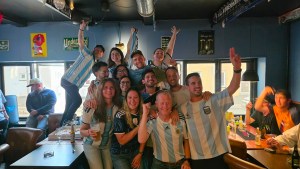 «¡Gracias Brian!»: 20 argentinos coparon un bar en un pueblo de Dinamarca para ver el Mundial