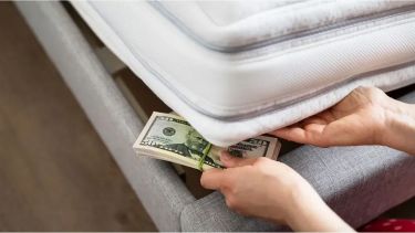 El dólar colchón se lleva la totalidad del superávit comercial que genera Vaca Muerta
