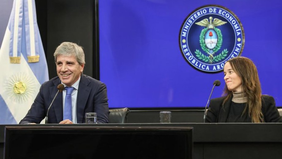 El ministro de Economía, Luis Caputo, y la secretaría Legal y Técnica, María Ibarzabal.