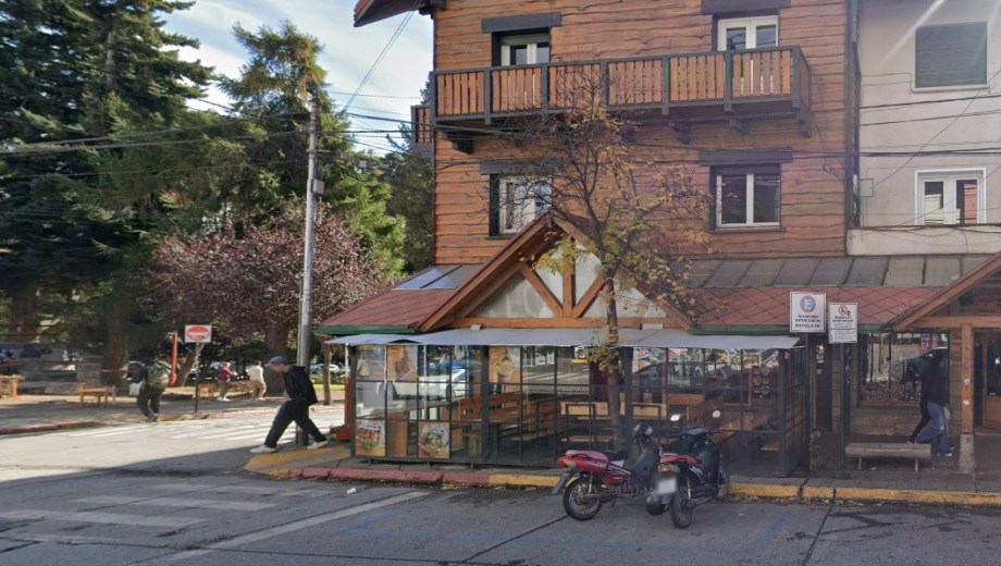 El local gastronómico de Moreno y Urquiza en Bariloche instaló bancos, mesas y un vidriado en la acera. Fue denunciado por irregularidades. 