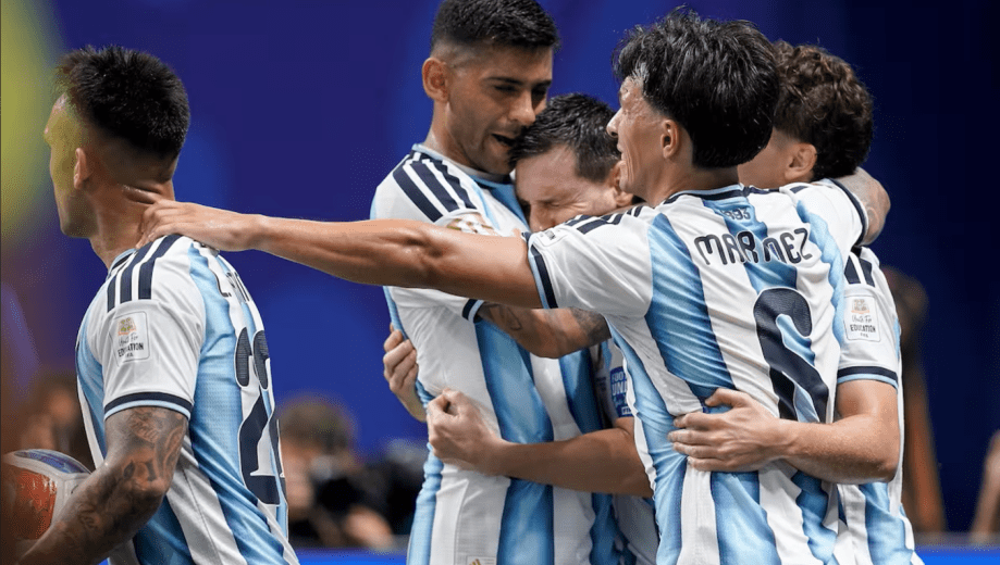 El Cuti Romero, Licha Martínez y Julián Álvarez, abrazan a Lionel Messi, autor del empate 2-2 ante Egipto.