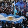 Imagen de Bariloche celebró la épica remontada de la Selección Argentina bajo la lluvia en el Centro Cívico