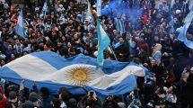 Imagen de Bariloche celebró la épica remontada de la Selección Argentina bajo la lluvia en el Centro Cívico