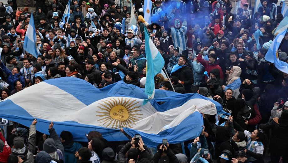 Bariloche celebró la épica remontada de la Selección Argentina bajo la lluvia en el Centro Cívico. Foto: Chino Leiva