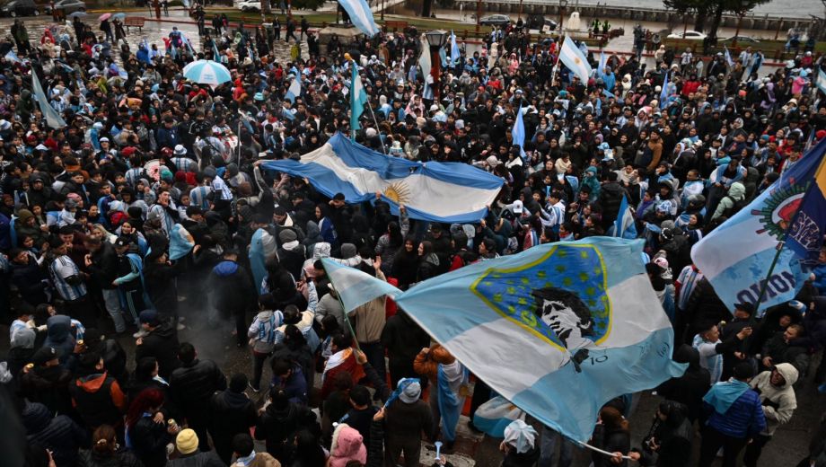 En cada partido, miles de hinchas Argentinos celebran en el Centro Cívico de Bariloche. Archivo/Chino Leiva