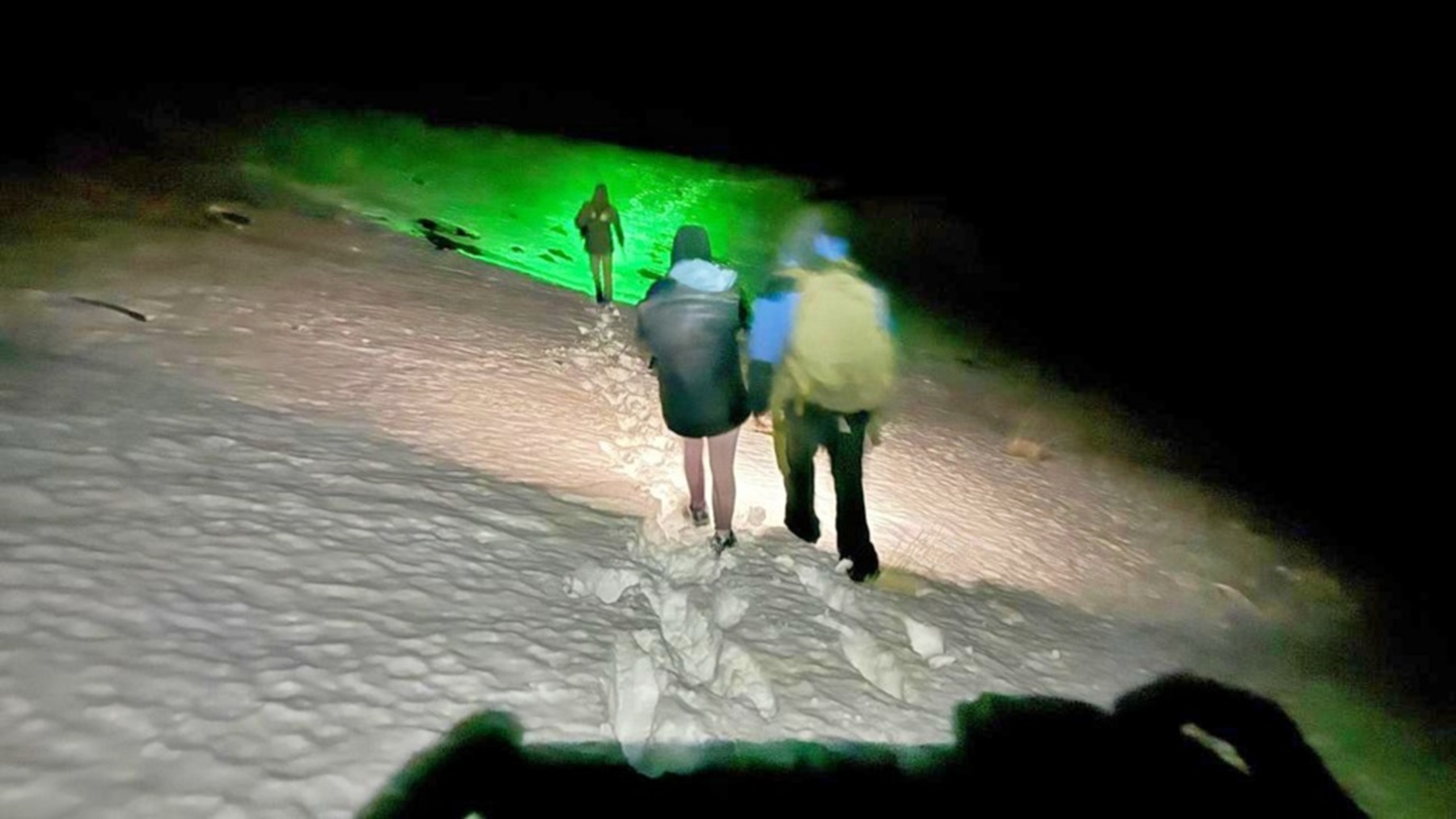 Rescatan a mujer perdida en un cerro nevado de la Patagonia