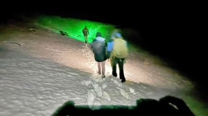 Se perdió bajando un cerro de la Patagonia y Gendarmería la rescató en medio de la nieve