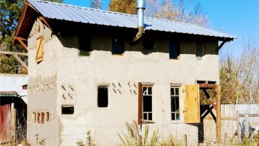 Construyó su casa de barro en solo 10 meses inspirado en una película y ahora enseña a hacerlo con tus propias manos