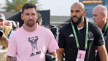 El guardaespaldas de Lionel Messi sorprendió en la tribuna durante Argentina vs. Cabo Verde y fue furor