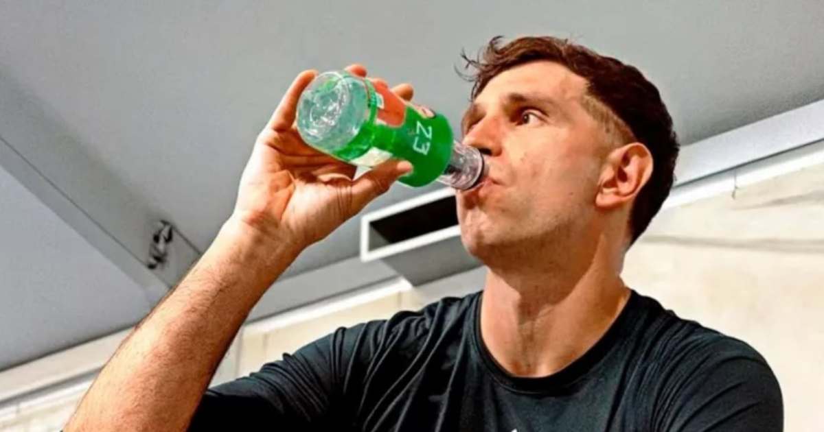 Dibu Martínez presenta su nueva marca de agua mineral: Dibu 23