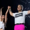 Imagen de Así fue el emotivo momento en que Robbie Williams cantó “Angels” junto a su hija Teddy