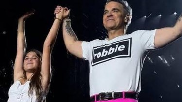 Así fue el emotivo momento en que Robbie Williams cantó “Angels” junto a su hija Teddy