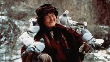 Murió Brenda Fricker, la recordada “señora de las palomas” de “Mi pobre angelito 2”