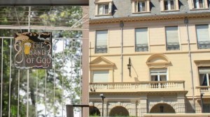 Así es «La Mano de Dios», el exclusivo pub oculto de la Embajada Británica en Buenos Aires con homenajes a Maradona y Lionel Messi