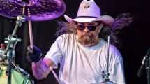 Imagen de Sobrevivió al trágico accidente de Lynyrd Skynyrd, salió a buscar ayuda y un granjero le disparó: la increíble historia de Artimus Pyle
