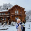 Imagen de Así es la cabaña donde descansa Noelia Marzol en San Martín de los Andes: madera, hogar a leña XL y bosque nativo