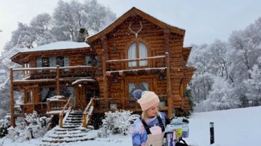 Así es la casa donde descansa Noelia Marzol en San Martín de los Andes: madera, hogar a leña XL y bosque nativo