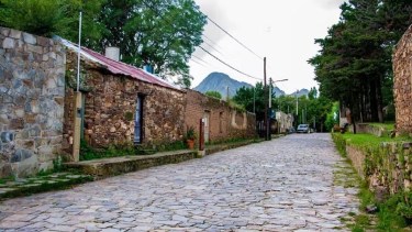 Uno de los pueblos más lindos de Argentina sortea oro entre sus visitantes: dónde queda