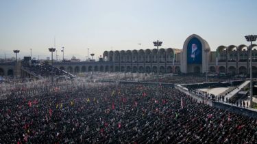 Funeral multitudinario en Irán por Alí Jamenei: asistieron tres de sus hijos, pero no su sucesor Mojtaba