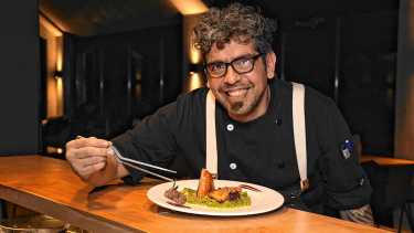 Bariloche: este chef tucumano hoy la rompe con los sabores del Norte en restaurante en el Catedral